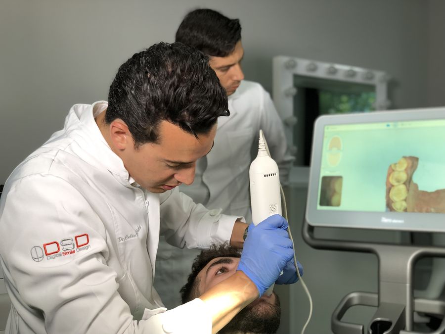 Luken de Arbeloa escaneando a un paciente