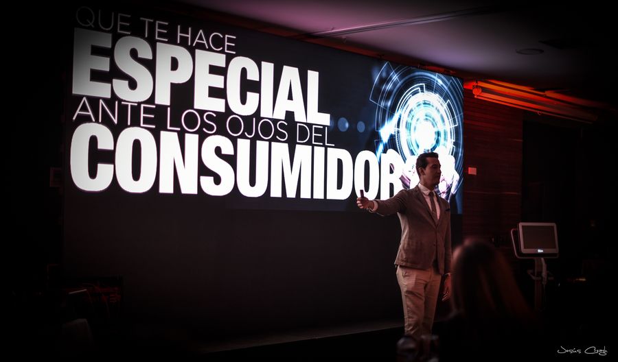 Luken de Arbeloa dando una conferencia