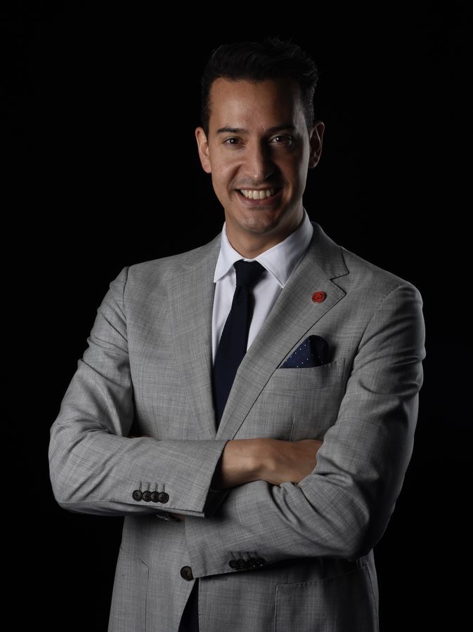 Retrato de Luken de Arbeloa, brazos cruzados, fondo negro